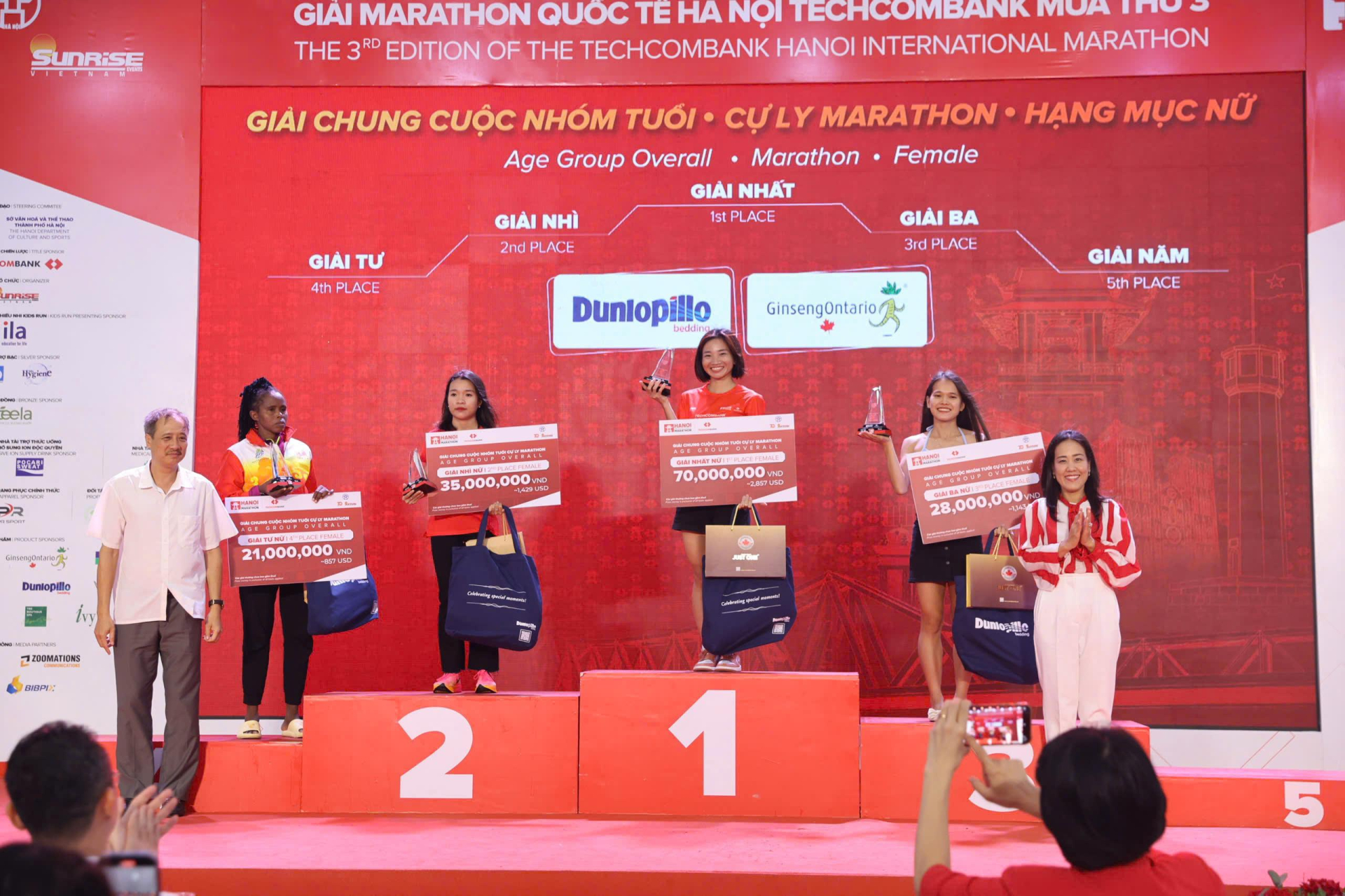 Nguyễn Thị Oanh với thành tích 02:44:19, đạt giải Nhất nữ cho cự ly Marathon (42.195 km).