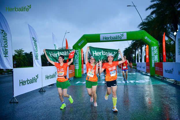 Hàng nghìn người tham gia Giải chạy VnExpress Marathon Hạ Long 2024 - ảnh 2