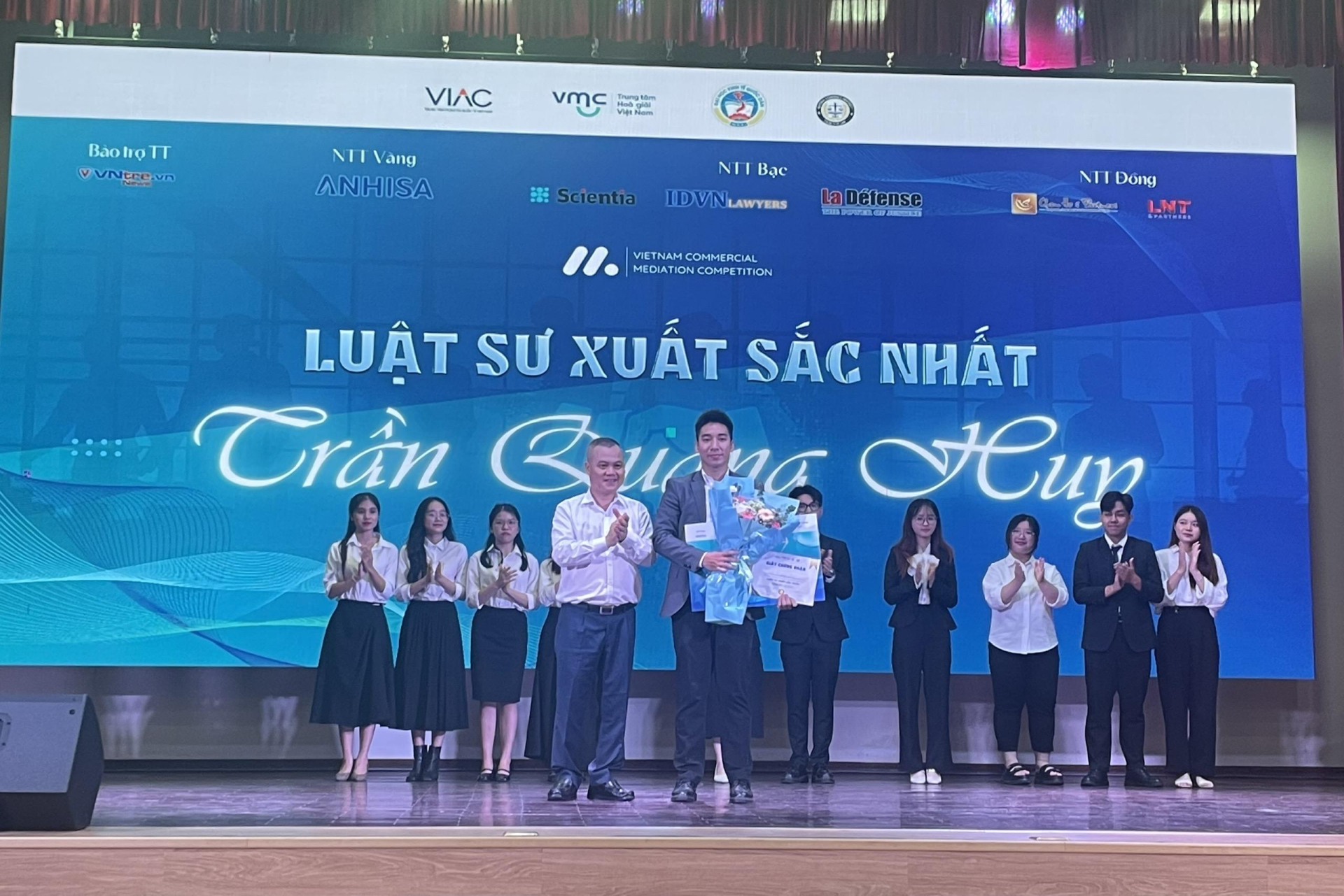 Em Trần Quang Huy giành giải Luật sư đại diện xuất sắc nhất.