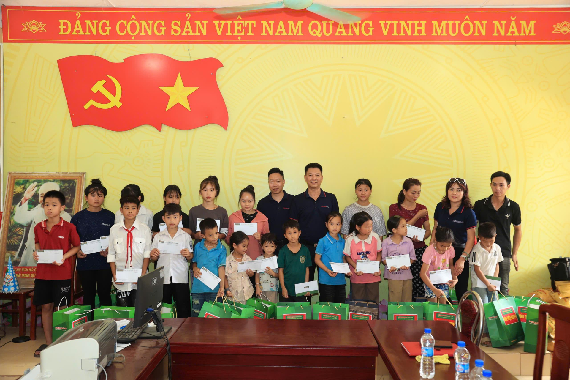 Đoàn từ thiện MIKADO Group trao quà hỗ trợ cho nhà trường, các em học sinh Trường Tiểu học và THCS Tân Đồng.