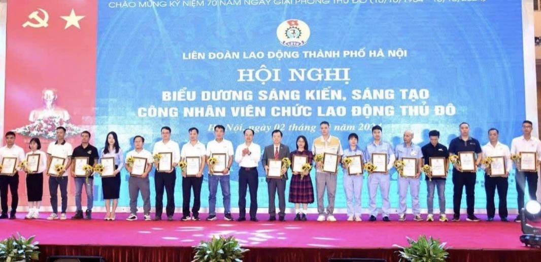 Lãnh đạo Tổng LĐLĐ Việt Nam và TP. Hà Nội trao Bằng công nhận “Sáng kiến, sáng tạo trong CNVCLĐ Thủ đô” cho các cá nhân tiêu biểu.