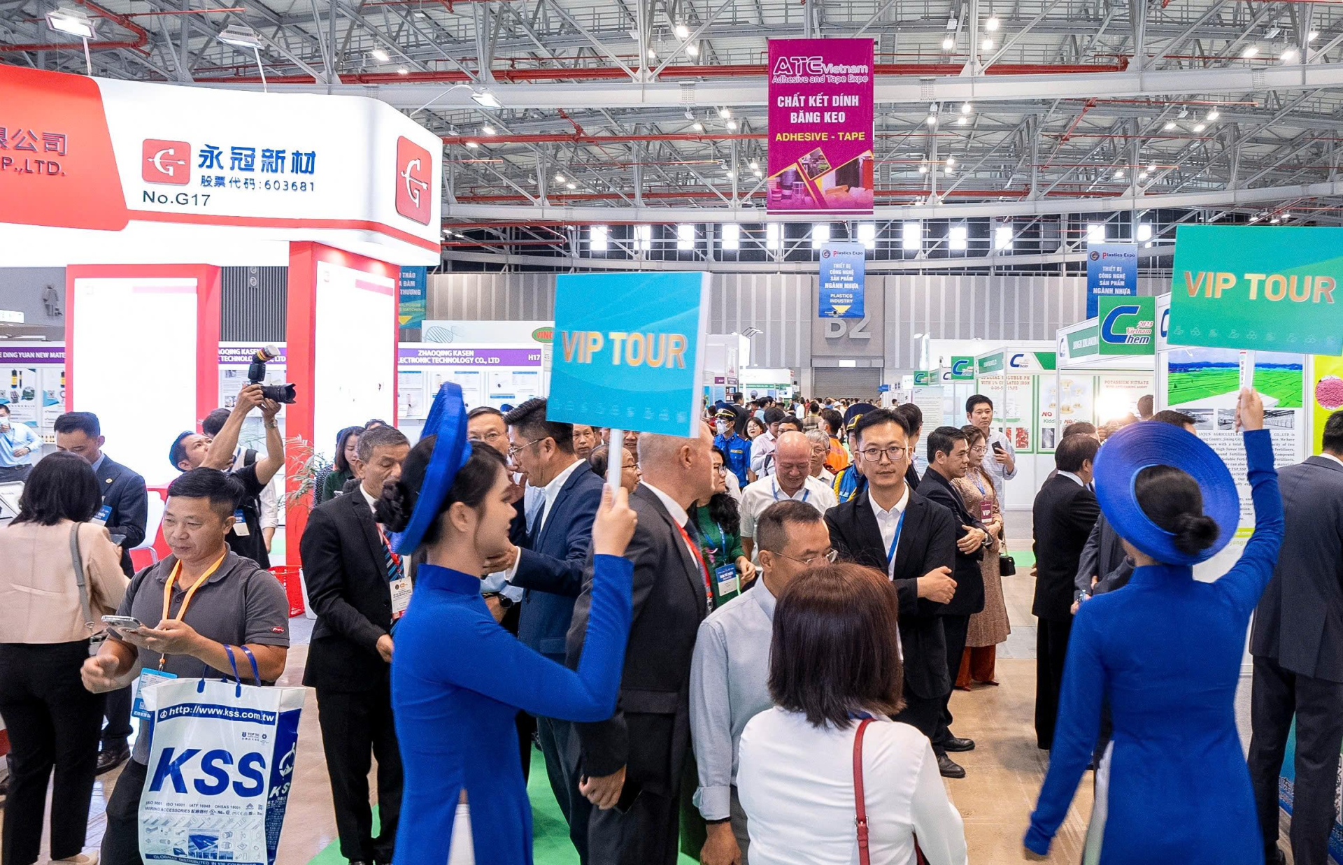 Adhesives & Tape Expo Vietnam 2024 quy tụ hơn 70 đơn vị là các thương hiệu hàng đầu về keo, chất kết dính và chất bịt kín cho ngành xây dựng, đồ gỗ và thủ công mỹ nghệ, dệt may, da giầy, sản suất linh phụ kiện điện tử, bán dẫn... đến từ Mỹ, Châu Âu, Nhật Bản, Đài Loan, Trung Quốc...