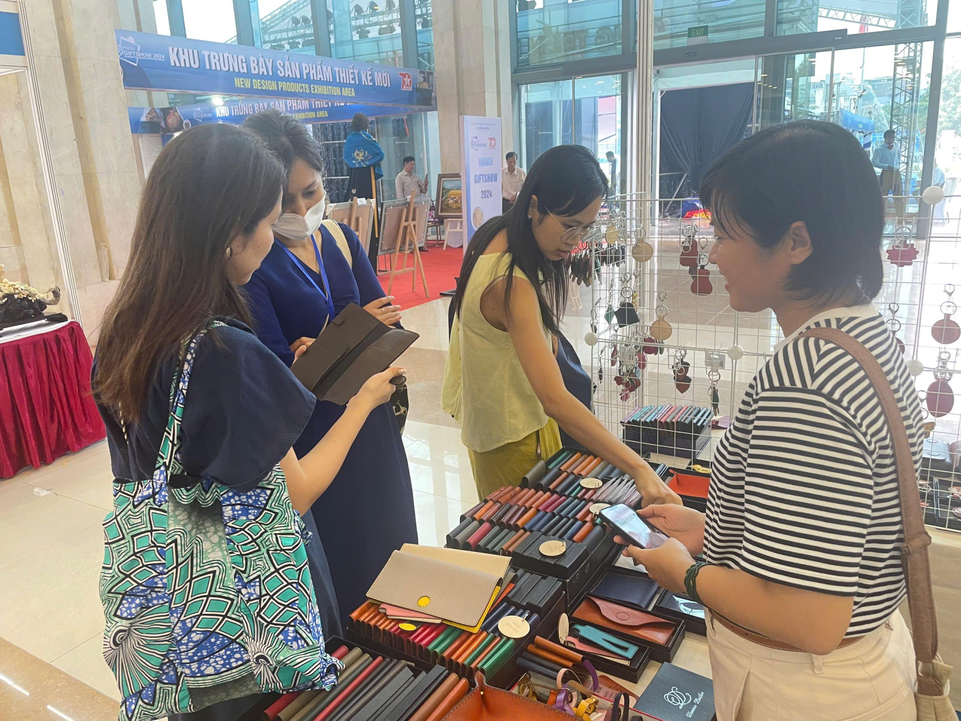 Khai mạc Hội chợ quốc tế Quà tặng hàng thủ công mỹ nghệ Hà Nội 2024 - ảnh 5