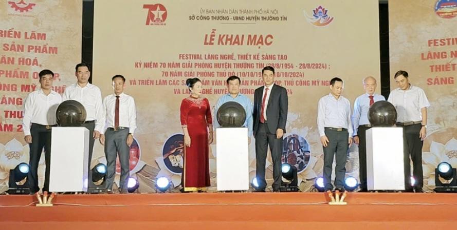 Các đại biểu thực hiện nghi thức khai mạc.