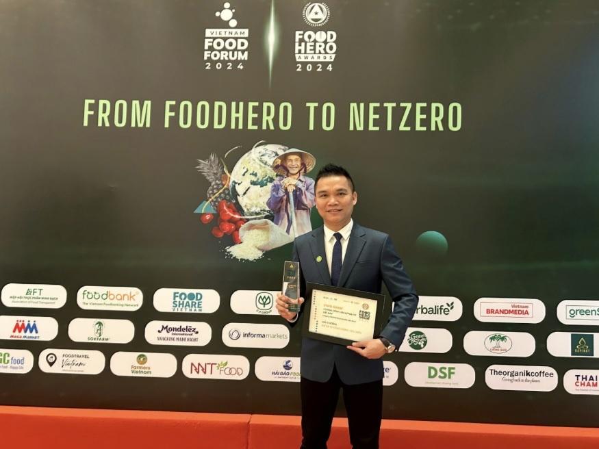 Ông Nguyễn Thành Đạt - Giám đốc Truyền thông Herbalife Việt Nam - Campuchia đại diện nhận giải Food Hero 2024.