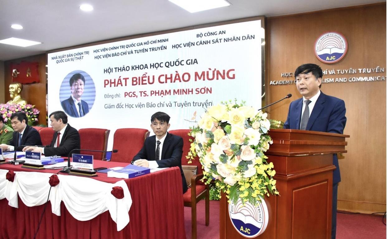 PGS. TS Phạm Minh Sơn - Giám đốc Học viện Báo chí và Tuyên truyền phát biểu chào mừng hội thảo.