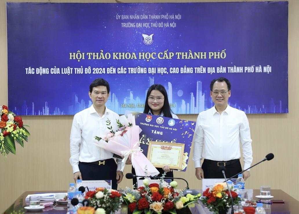 Trao giải cho sinh viên xuất sắc trong cuộc thi “Tìm hiểu Luật Thủ đô”.