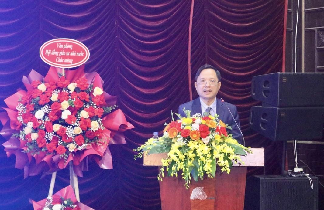 GS.TS Khoa học Vũ Hoàng Linh - đại diện Ban lãnh đạo trường Đại học Khoa học Tự nhiên phát biểu tại buổi lễ.