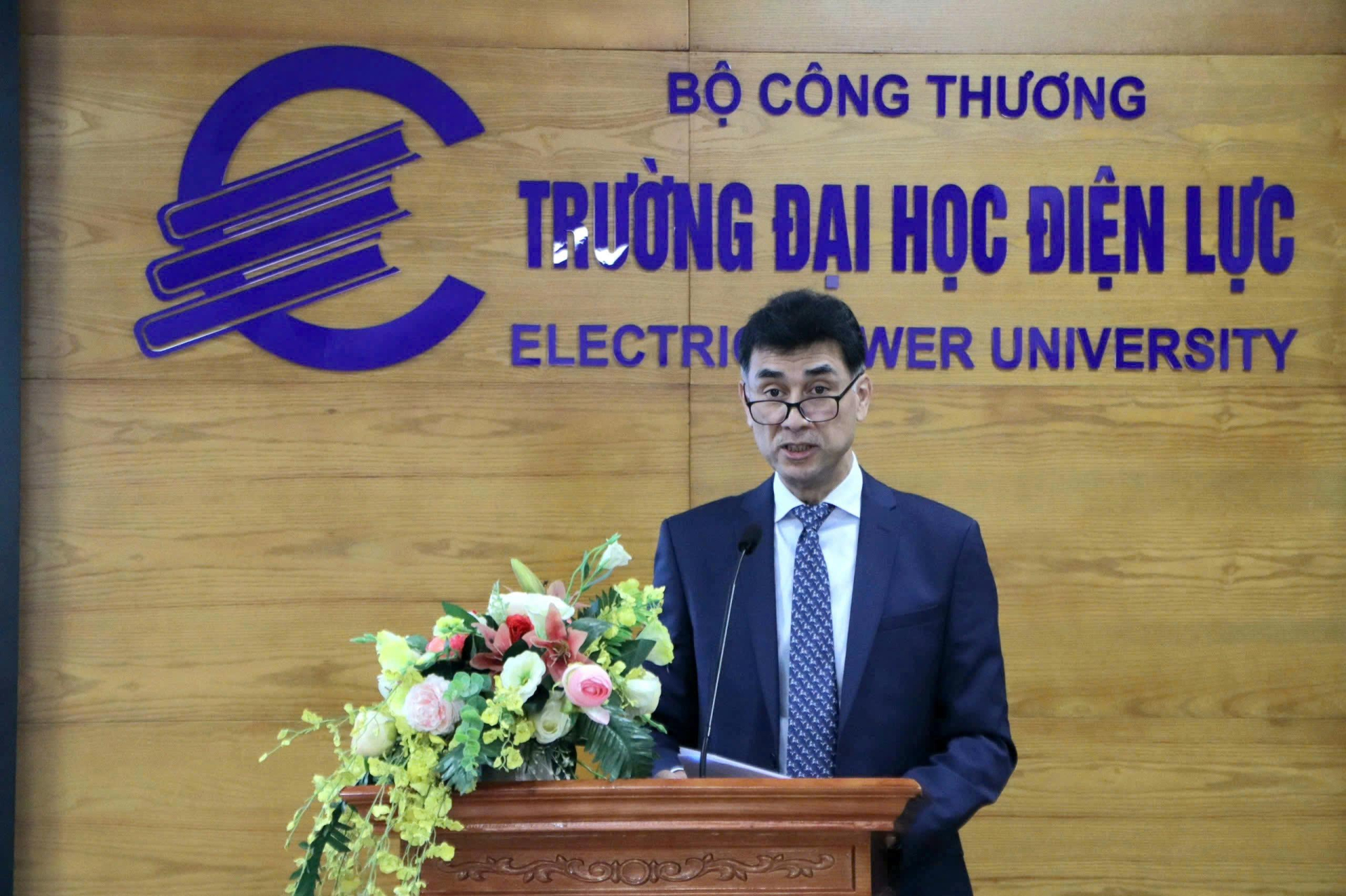 Ông Ramesh Singaram - Thành viên Hội đồng GE Vernova Foundation kiêm Chủ tịch, Giám đốc của Gas Power châu Á, GE Vernova phát biểu tại sự kiện.