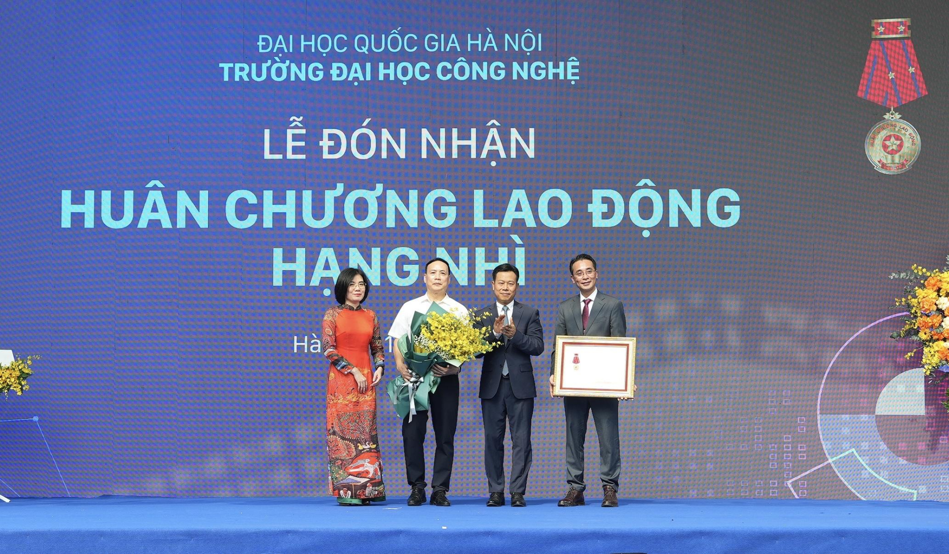 Trường Đại học Công nghệ - ĐHQGHN vinh dự đón nhận Huân chương Lao động hạng Nhì của Thủ tướng Chính phủ.