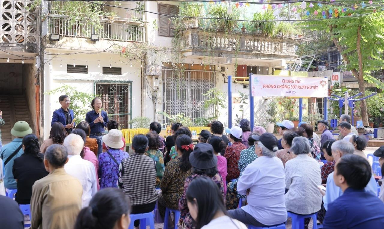 Tuyên truyền, hướng dẫn người dân cách phòng ngừa bệnh sốt xuất huyết. (Ảnh: Nguồn Maisen)