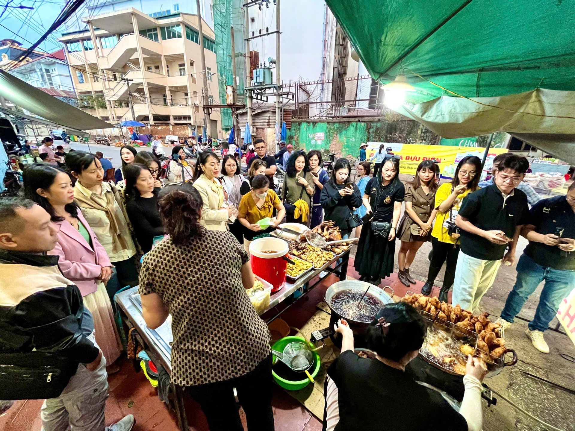 Tour du lịch ẩm thực Lạng Sơn ngày càng thu hút nhiều du khách.