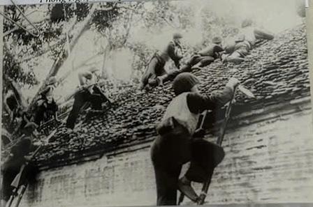 Quân ta đang chiến đấu trên mái đình Thụy Khuê, tháng 12/1946.