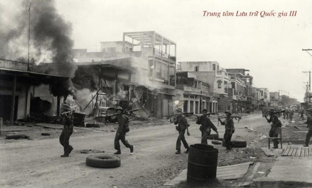 Quân giải phóng tiến vào giải phóng thị trấn Trảng Bom - Biên Hòa, năm 1975.