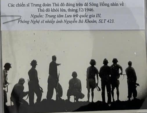 Các chiến sĩ Trung đoàn thủ đô đứng trên đê sông Hồng nhìn về Thủ đô khói lửa, tháng 12/1946.