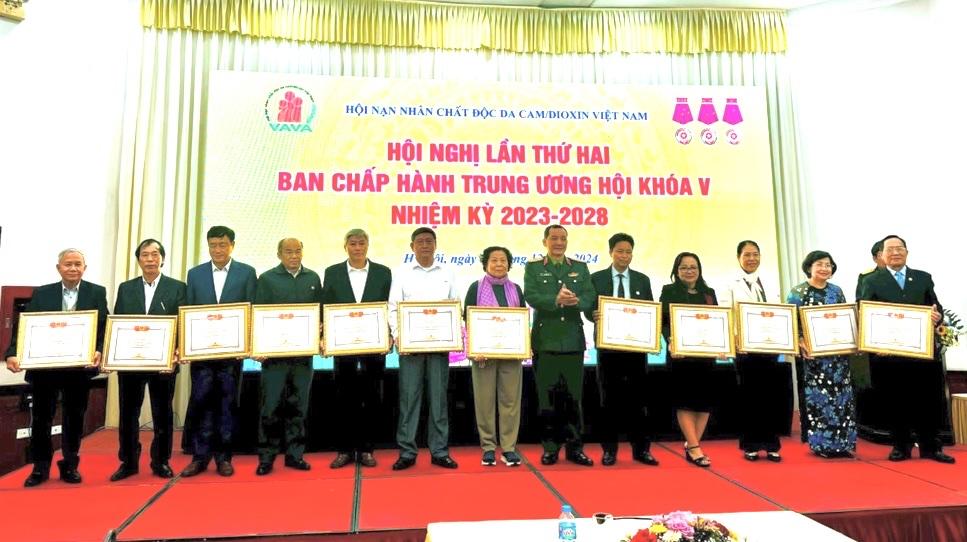 Tặng Bằng khen cho các tập thể, cá nhân có thành tích xuất sắc trong công tác Hội.