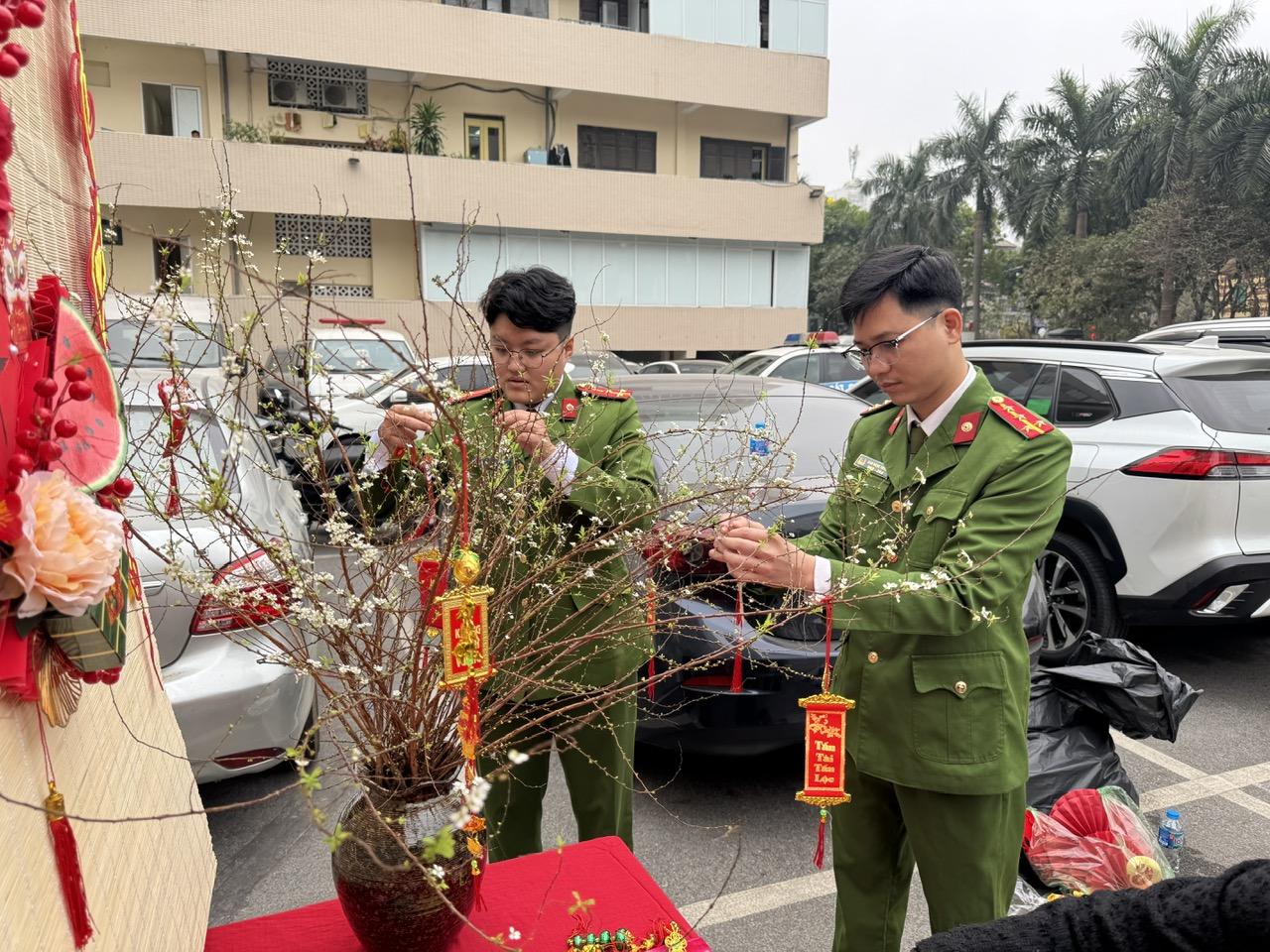 Vui gói bánh chưng - Tưng bừng đón Tết - ảnh 7