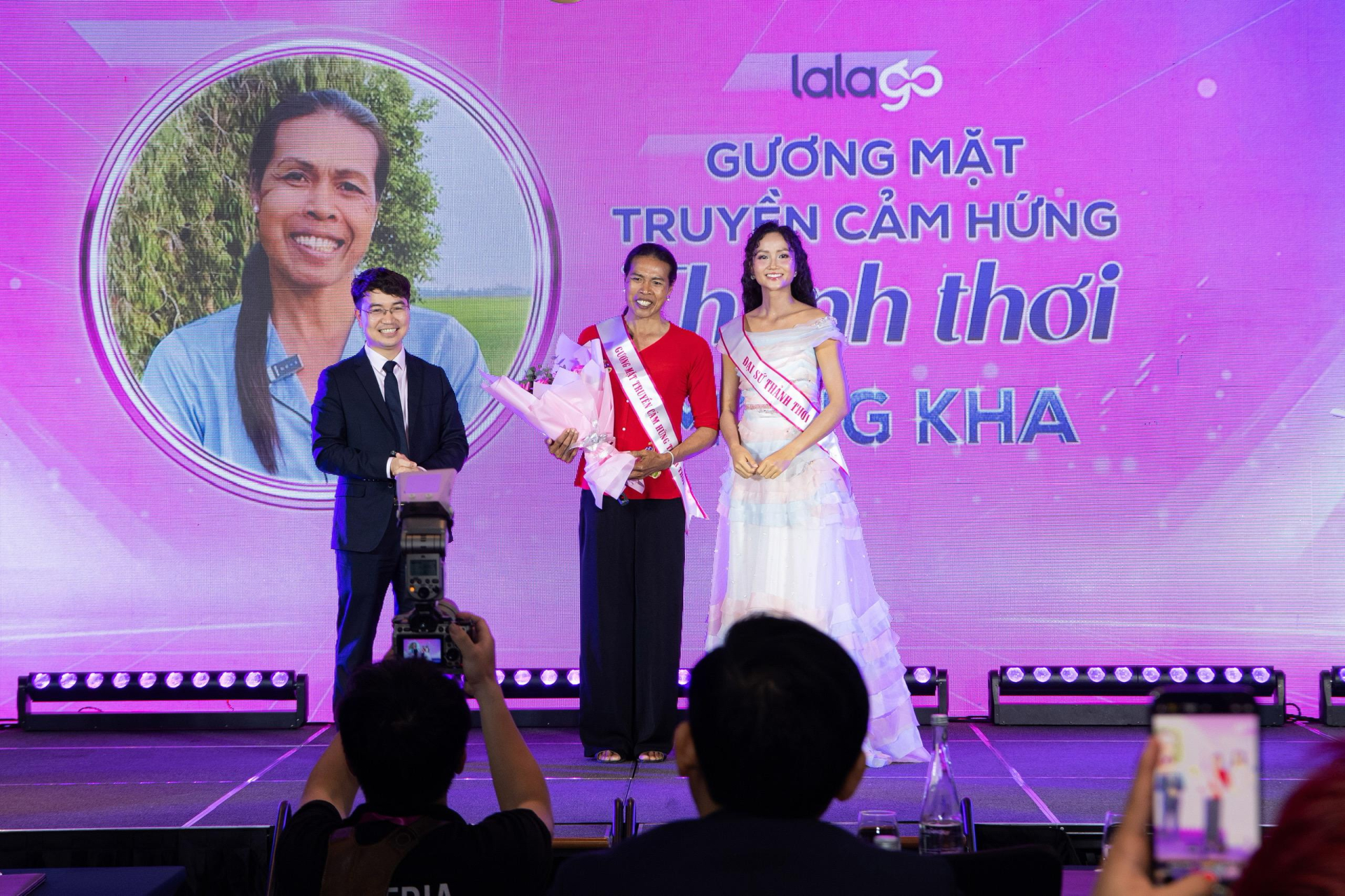 Trao danh hiệu “Gương mặt truyền cảm hứng Thảnh thơi” cho TikToker Mộng Kha. Trao danh hiệu “Gương mặt truyền cảm hứng Thảnh thơi” cho TikToker Mộng Kha.