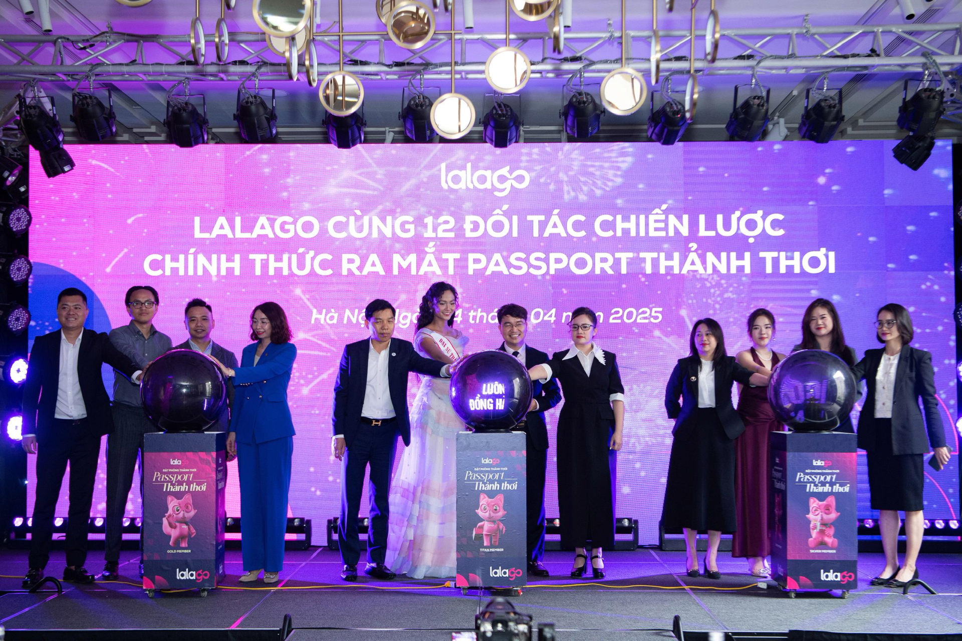 Lalago cùng các đối tác chiến lược thực hiện nghi thức ra mắt “Passport Thảnh thơi”. Lalago cùng các đối tác chiến lược thực hiện nghi thức ra mắt “Passport Thảnh thơi”.
