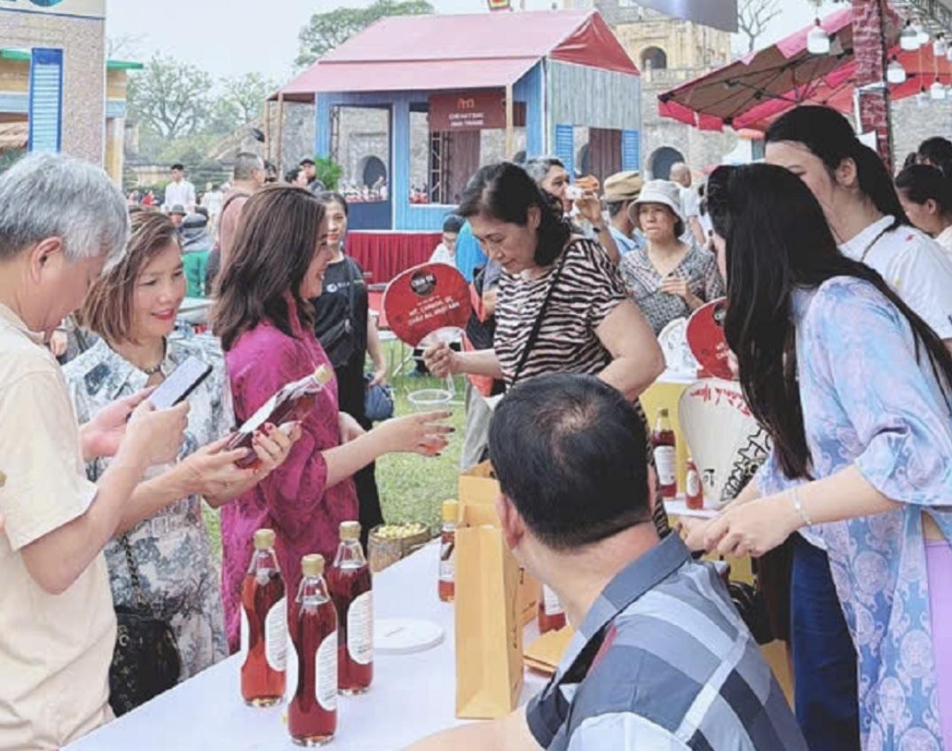 Trong suốt 3 ngày diễn ra lễ hội, gian hàng nước mắm Cụ Nghị đã thu hút đông đảo khách tham quan, đặc biệt là các chị em nội trợ và những người yêu thích ẩm thực truyền thống. Trong suốt 3 ngày diễn ra lễ hội, gian hàng nước mắm Cụ Nghị đã thu hút đông đảo khách tham quan, đặc biệt là các chị em nội trợ và những người yêu thích ẩm thực truyền thống.