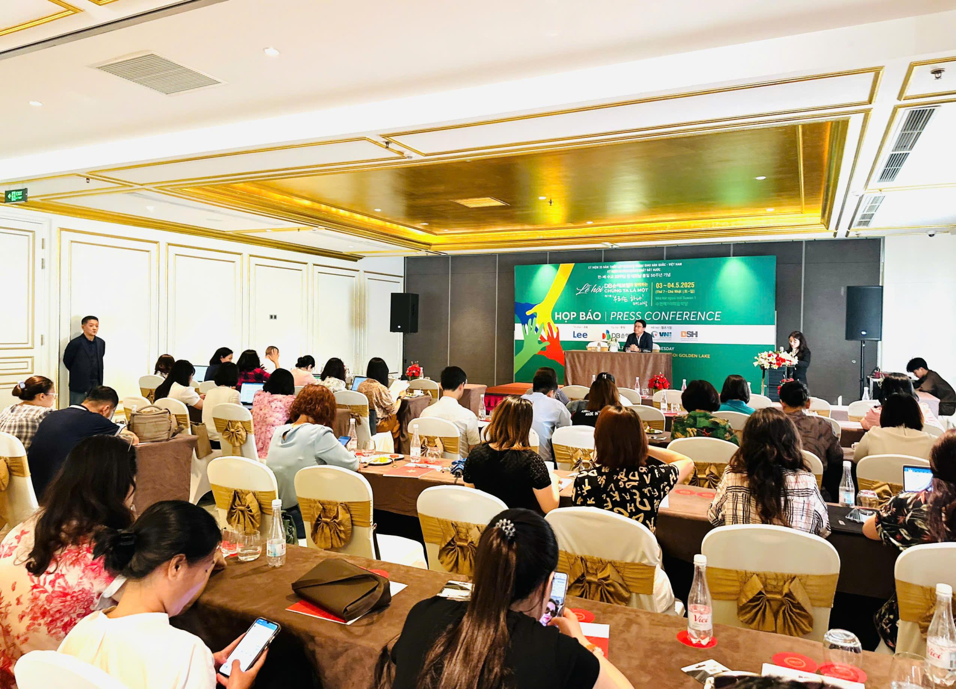 Toàn cảnh buổi họp báo. Toàn cảnh buổi họp báo.