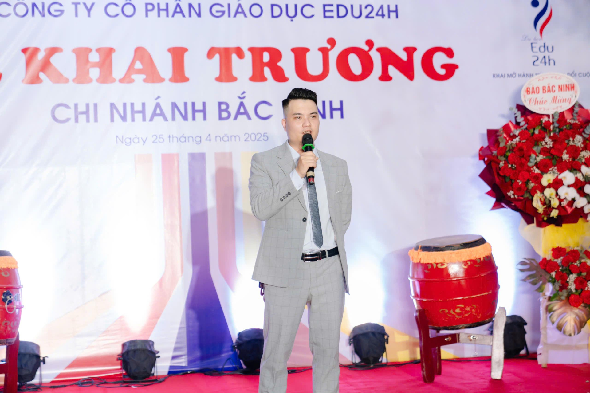 Ông Đặng Trung Nhiên - Phó Tổng Giám đốc Công ty Edu24h phát biểu tại sự kiện. Ông Đặng Trung Nhiên - Phó Tổng Giám đốc Công ty Edu24h phát biểu tại sự kiện.