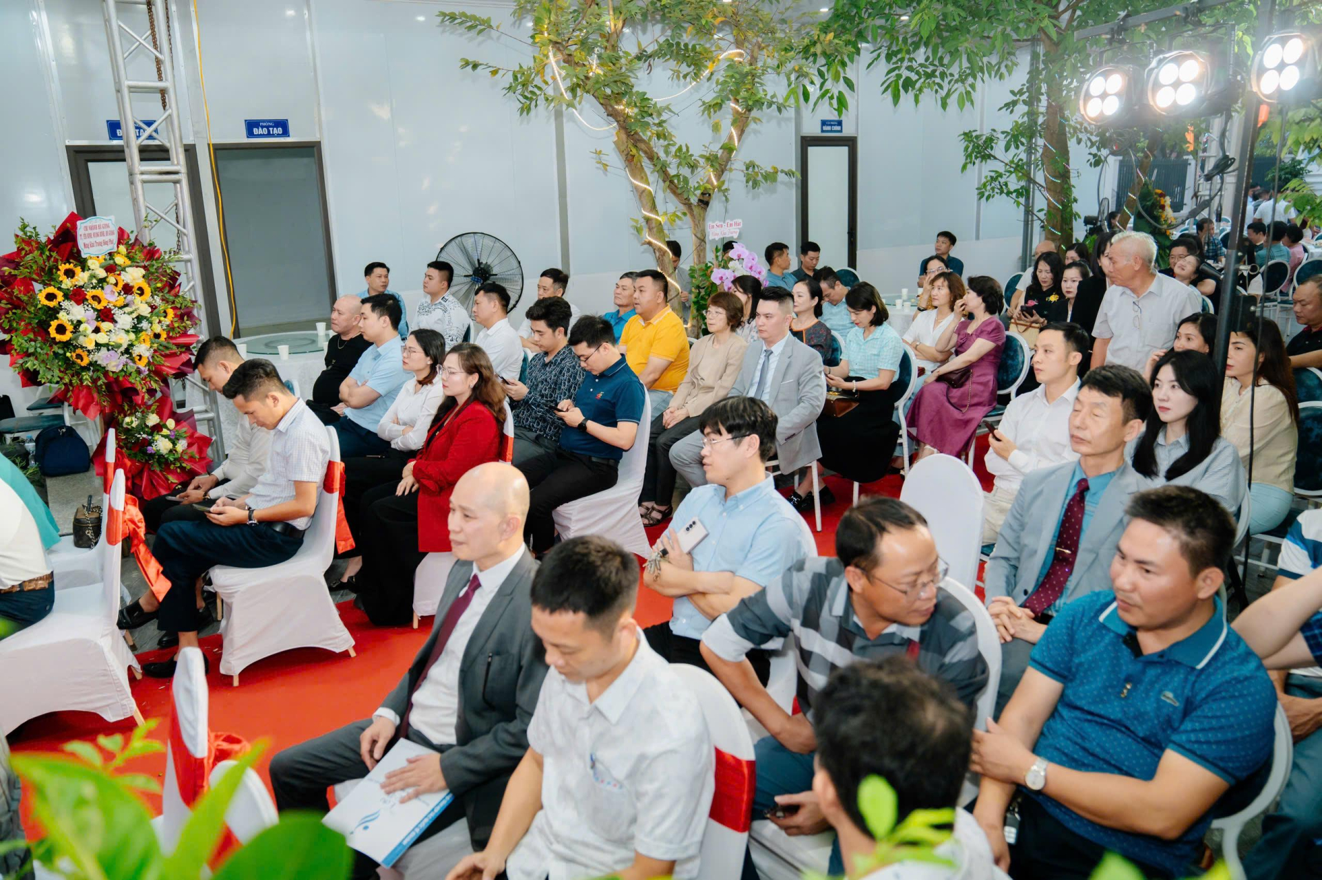 Buổi lễ thu hút đông đảo sự quan tâm của các bậc phụ huynh và học sinh. Buổi lễ thu hút đông đảo sự quan tâm của các bậc phụ huynh và học sinh.