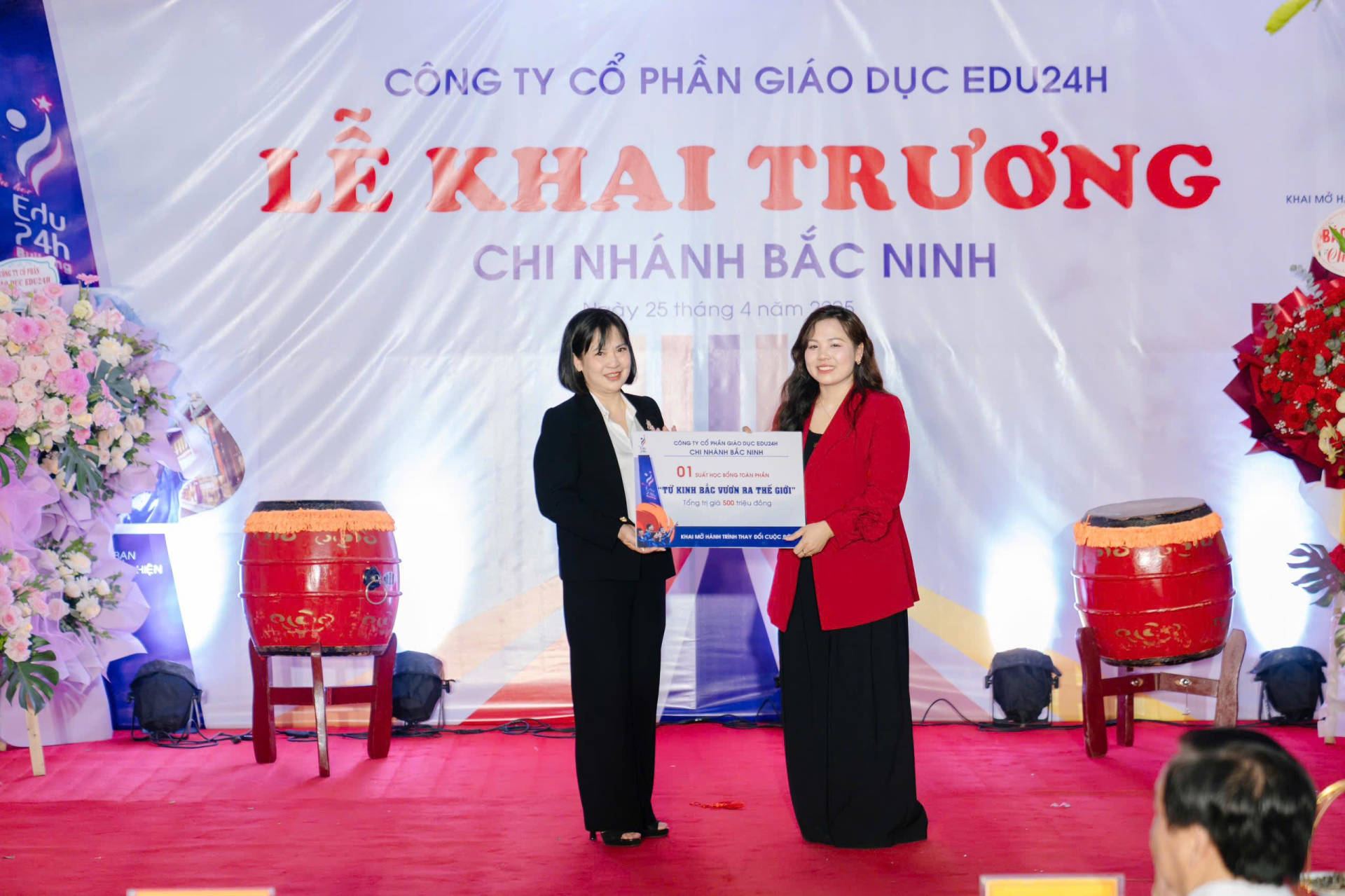 Trao tặng học bổng toàn phần Trao tặng học bổng toàn phần