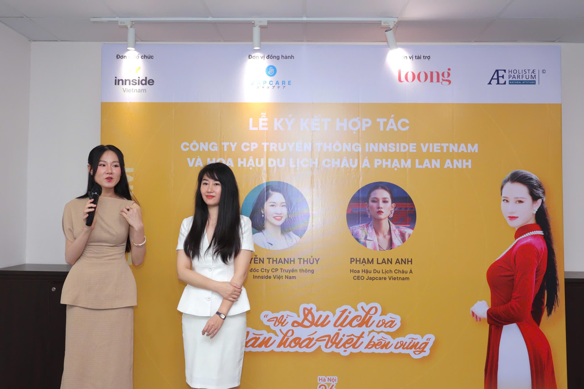 Bà Nguyễn Thanh Thủy (đứng bên phải) - Giám đốc Công ty Cổ phần Truyền thông Innside Việt Nam và Hoa hậu Du lịch châu Á Phạm Lan Anh chia sẻ về sự hợp tác lần này. Bà Nguyễn Thanh Thủy (đứng bên phải) - Giám đốc Công ty Cổ phần Truyền thông Innside Việt Nam và Hoa hậu Du lịch châu Á Phạm Lan Anh chia sẻ về sự hợp tác lần này.
