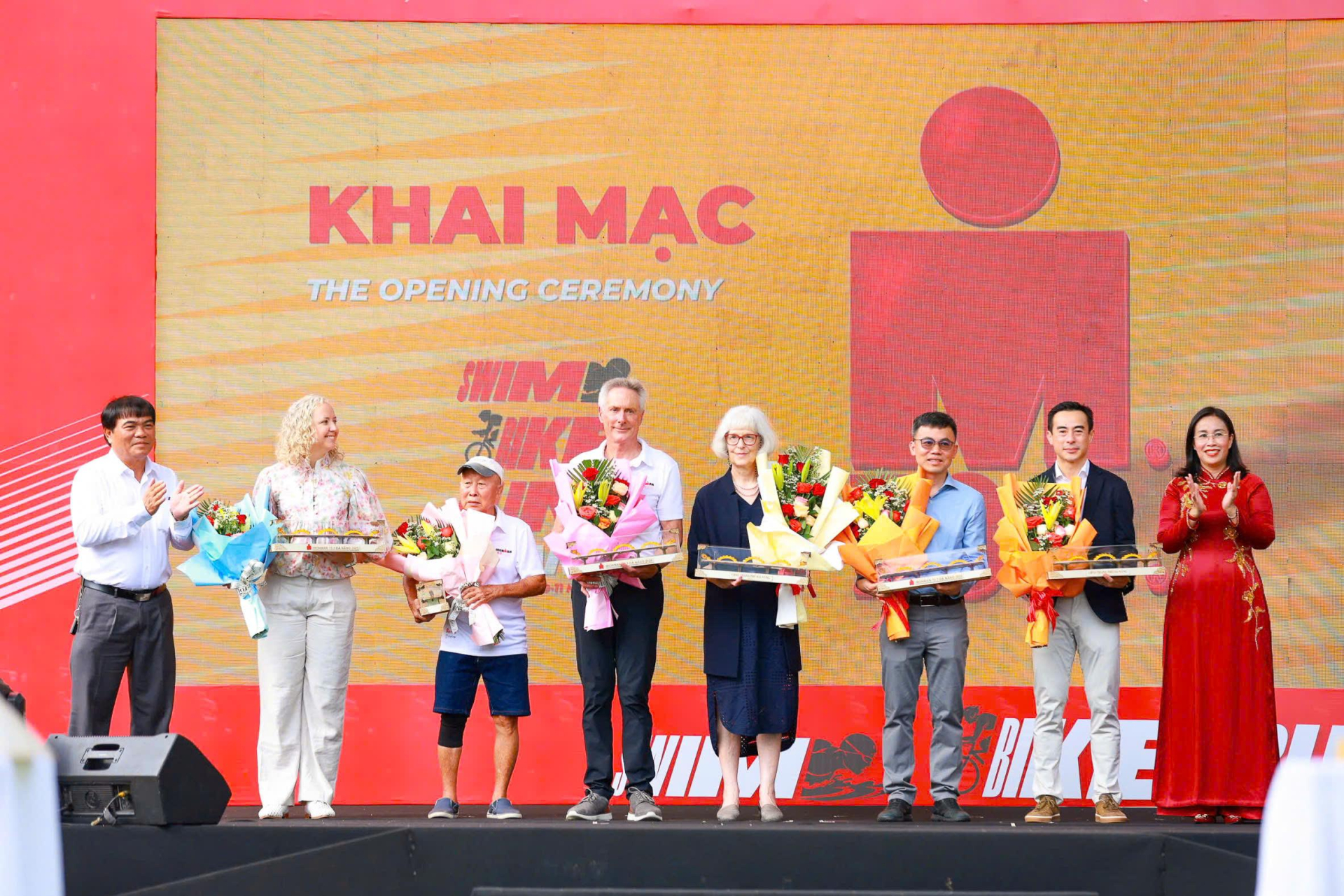 Lãnh đạo Thành phố Đà Nẵng tặng hoa Ban tổ chức và các nhà tài trợ. Lãnh đạo Thành phố Đà Nẵng tặng hoa Ban tổ chức và các nhà tài trợ.