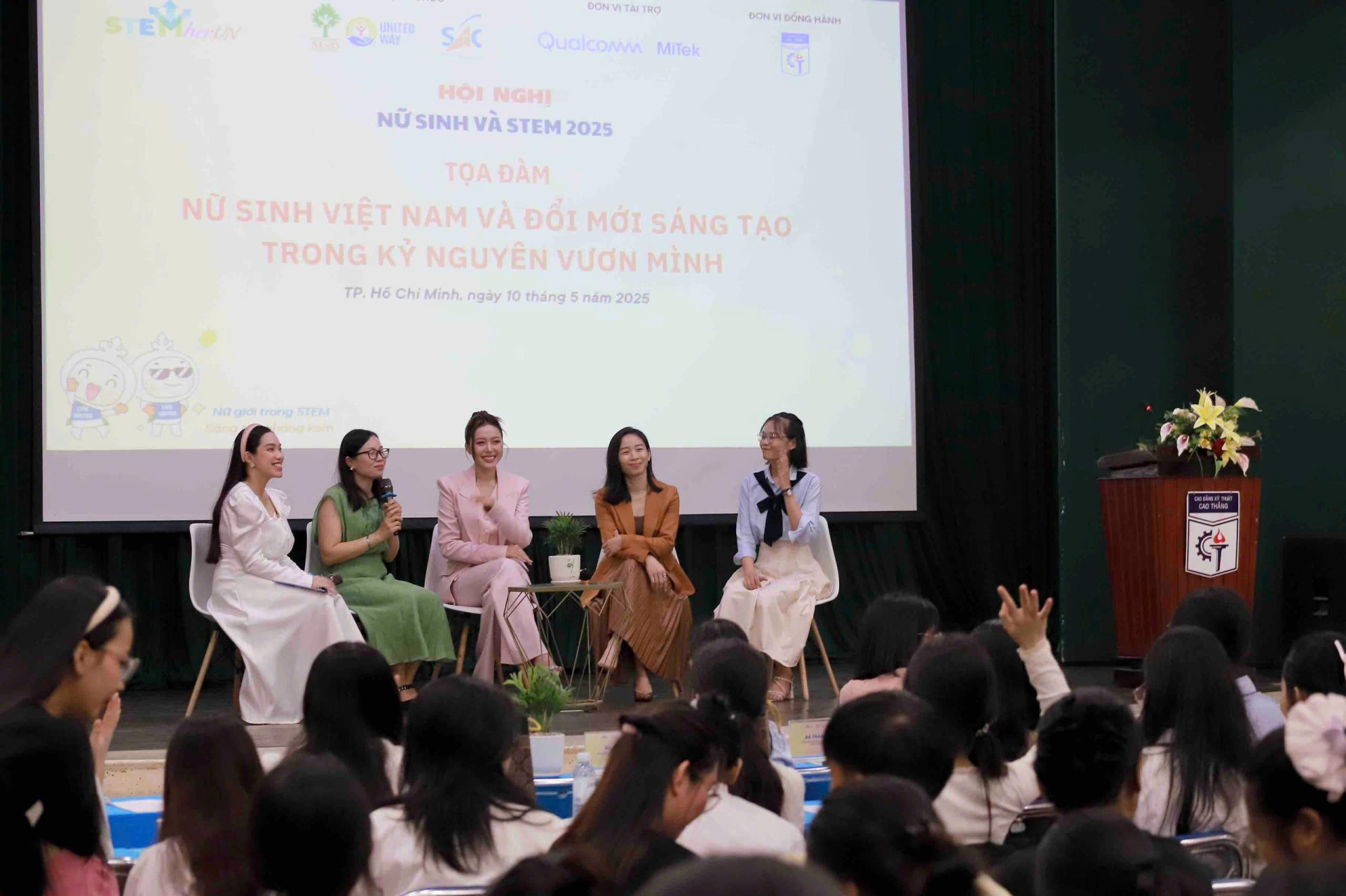 Toạ đàm: Nữ sinh Việt Nam và đổi mới sáng tạo trong kỷ nguyên vươn mình. Toạ đàm: Nữ sinh Việt Nam và đổi mới sáng tạo trong kỷ nguyên vươn mình.