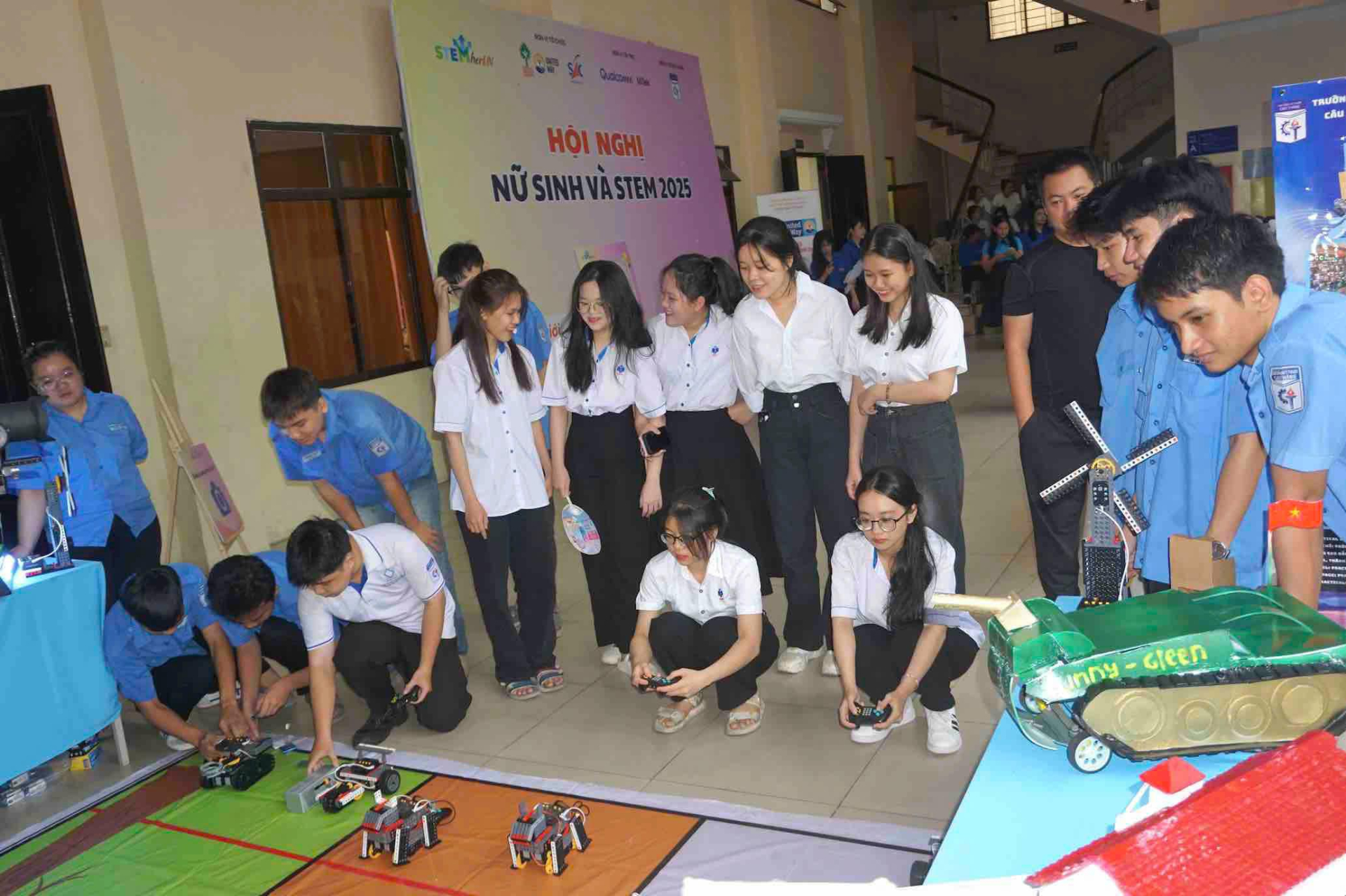 Không gian triển lãm STEM sáng tạo: nơi các nữ sinh được trực tiếp trải nghiệm mô hình, sản phẩm và ý tưởng STEM độc đáo do chính các bạn thực hiện. Không gian triển lãm STEM sáng tạo: nơi các nữ sinh được trực tiếp trải nghiệm mô hình, sản phẩm và ý tưởng STEM độc đáo do chính các bạn thực hiện.
