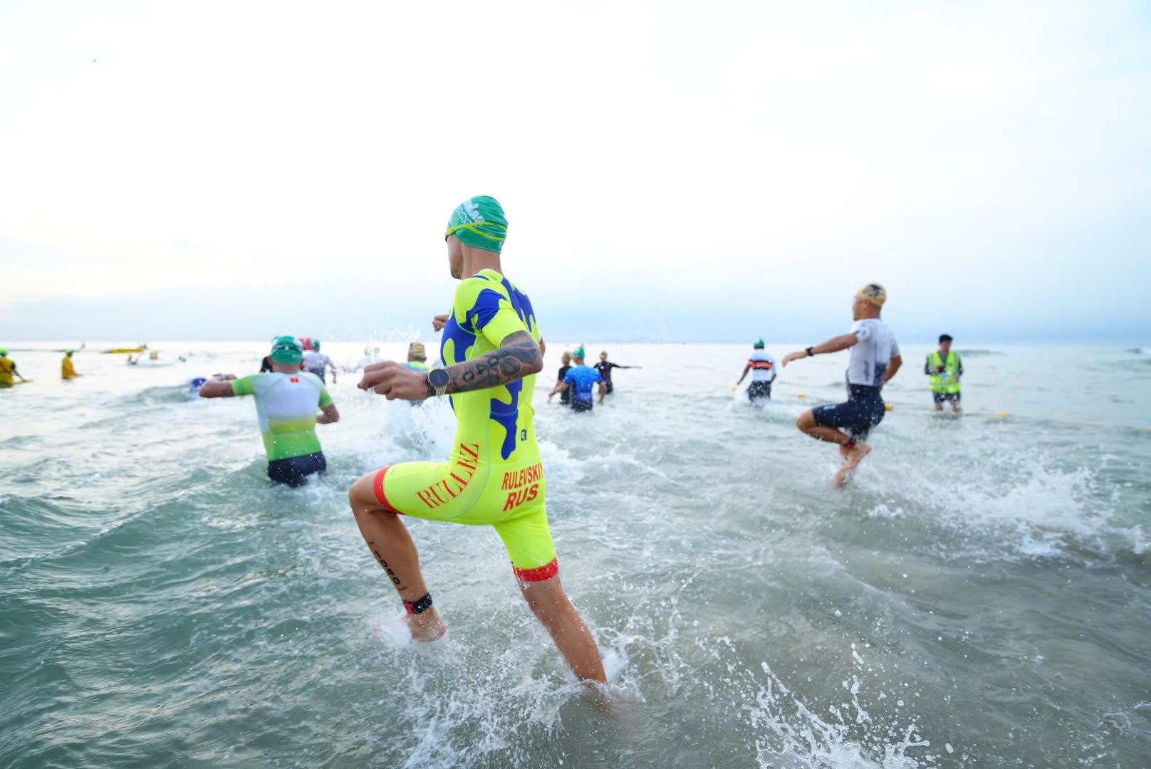 Giải IRONMAN 70.3 Đà Nẵng hấp dẫn đến nghẹt thở với những màn trình diễn ấn tượng - ảnh 3 Giải IRONMAN 70.3 Đà Nẵng hấp dẫn đến nghẹt thở với những màn trình diễn ấn tượng - ảnh 3