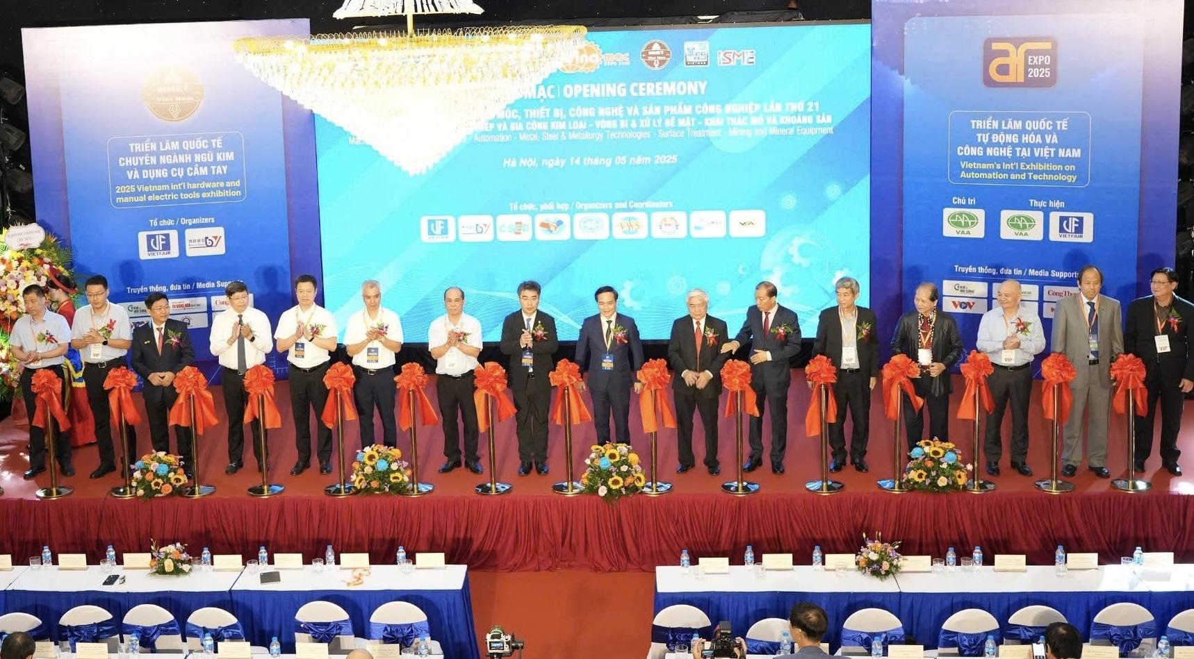 Khai mạc Triển lãm quốc tế về ngũ kim và dụng cụ cầm tay HMET EXPO VIETNAM 2025. Khai mạc Triển lãm quốc tế về ngũ kim và dụng cụ cầm tay HMET EXPO VIETNAM 2025.