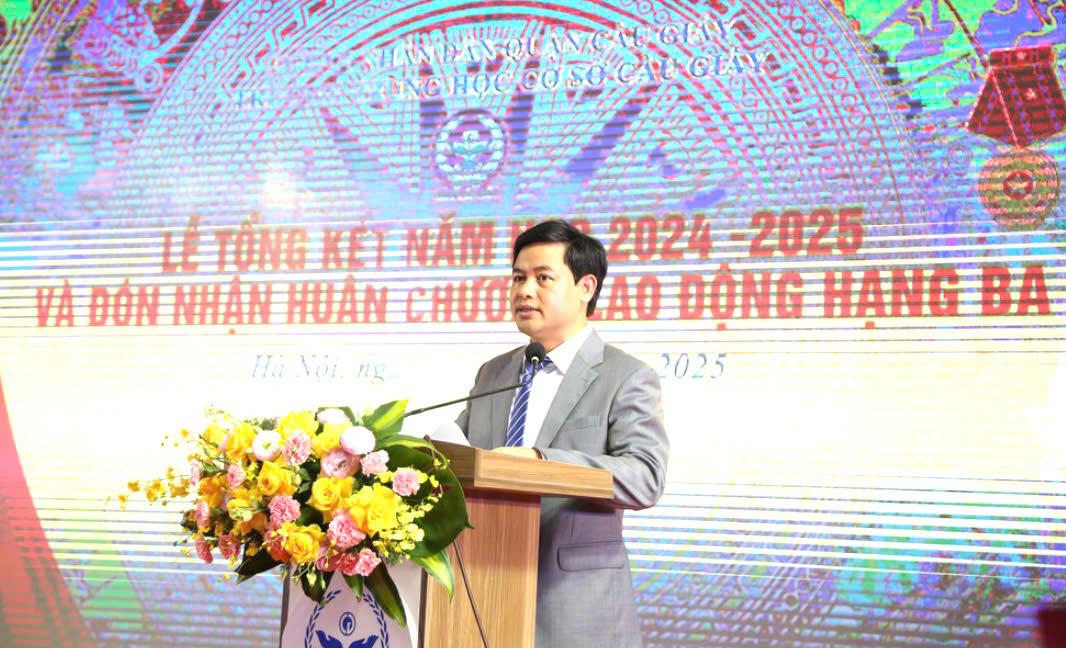 Nhà giáo Lưu Văn Thông - Hiệu trưởng Trường THCS Cầu Giấy phát biểu tại buổi lễ. Nhà giáo Lưu Văn Thông - Hiệu trưởng Trường THCS Cầu Giấy phát biểu tại buổi lễ.