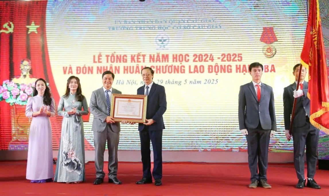 Trường THCS Cầu Giấy đón nhận Huân chương Lao động hạng Ba. Trường THCS Cầu Giấy đón nhận Huân chương Lao động hạng Ba.