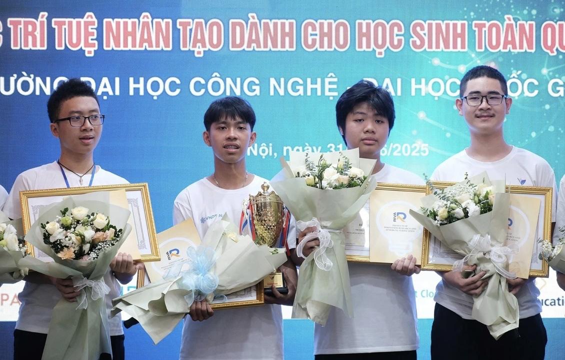 Em Nguyễn Phú Nhân (đứng thứ 2 từ trái sang) - Học sinh lớp 11 Trường THPT Chuyên Lê Quý Đôn, Đà Nẵng xuất sắc giành ngôi vô địch Olympic Trí tuệ nhân tạo toàn quốc THPT lần thứ nhất (VOAI 2025). Em Nguyễn Phú Nhân (đứng thứ 2 từ trái sang) - Học sinh lớp 11 Trường THPT Chuyên Lê Quý Đôn, Đà Nẵng xuất sắc giành ngôi vô địch Olympic Trí tuệ nhân tạo toàn quốc THPT lần thứ nhất (VOAI 2025).