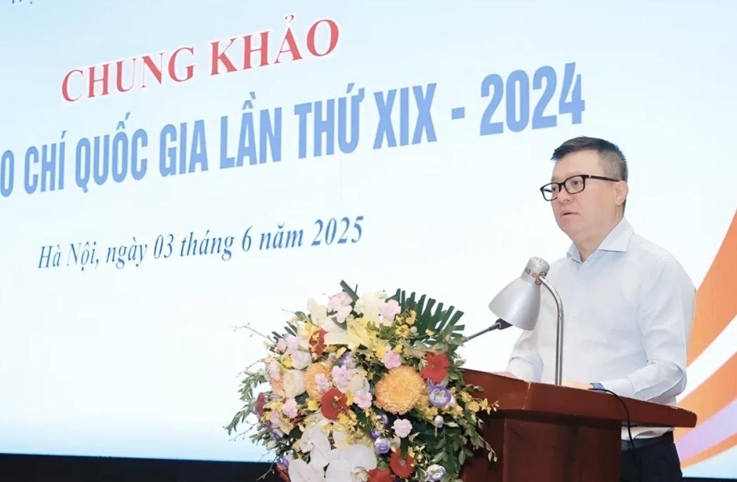 Ông Lê Quốc Minh - Ủy viên Trung ương Đảng, Tổng Biên tập Báo Nhân dân, Phó Trưởng Ban Tuyên giáo và Dân vận Trung ương, Chủ tịch Hội Nhà báo Việt Nam, Chủ tịch Hội đồng chung khảo phát biểu tại sự kiện. Ông Lê Quốc Minh - Ủy viên Trung ương Đảng, Tổng Biên tập Báo Nhân dân, Phó Trưởng Ban Tuyên giáo và Dân vận Trung ương, Chủ tịch Hội Nhà báo Việt Nam, Chủ tịch Hội đồng chung khảo phát biểu tại sự kiện.