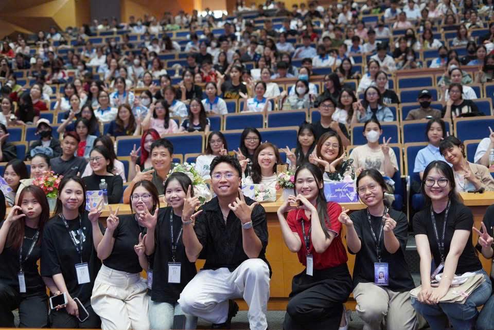 Sự kiện thu hút gần 1500 sinh viên đăng ký tham gia, tạo nên không gian kết nối - đối thoại - hành động, nơi người trẻ chia sẻ khát vọng, trăn trở và cùng nhau tìm ra hướng đi cho tương lai. Sự kiện thu hút gần 1500 sinh viên đăng ký tham gia, tạo nên không gian kết nối - đối thoại - hành động, nơi người trẻ chia sẻ khát vọng, trăn trở và cùng nhau tìm ra hướng đi cho tương lai.