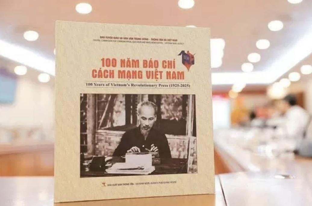 Sách ảnh “100 năm Báo chí Cách mạng Việt Nam (1925-2025)” là sự tri ân sâu sắc đối với các thế hệ người làm báo Cách mạng Việt Nam. Sách ảnh “100 năm Báo chí Cách mạng Việt Nam (1925-2025)” là sự tri ân sâu sắc đối với các thế hệ người làm báo Cách mạng Việt Nam.