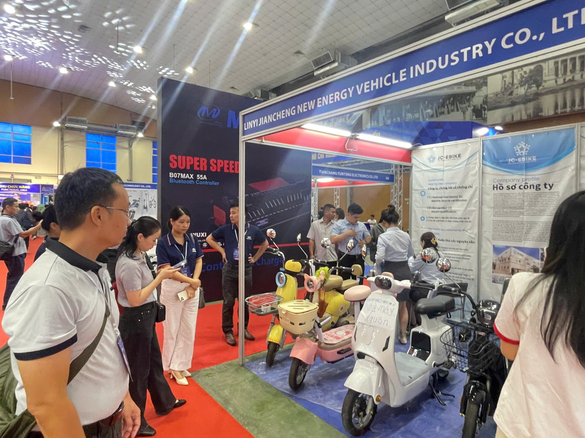 Vietnam AutoExpo 2025 kỳ vọng sẽ thu hút 12.000 lượt khách tham quan. Vietnam AutoExpo 2025 kỳ vọng sẽ thu hút 12.000 lượt khách tham quan.