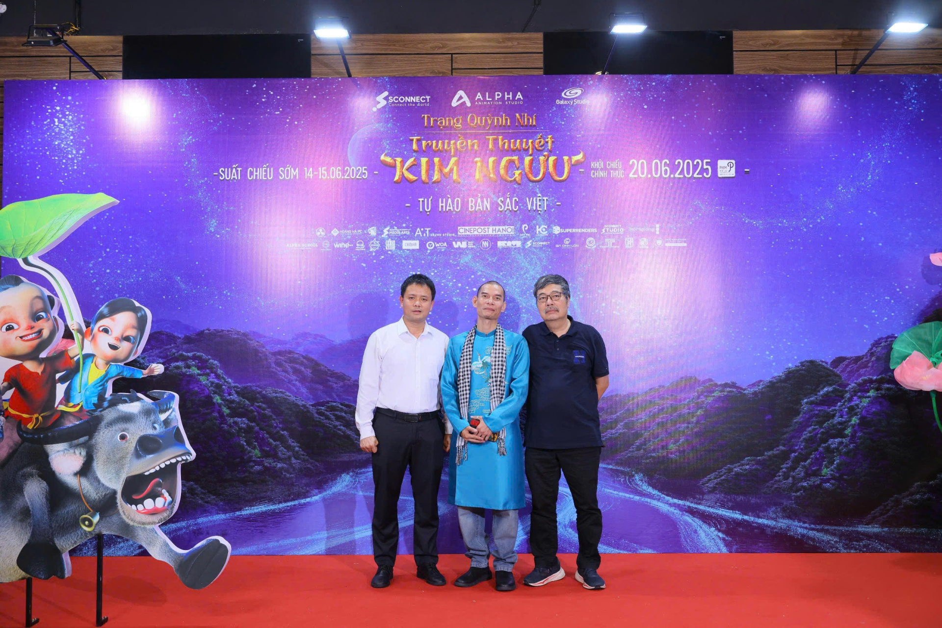 Ông Đặng Trần Cường - Cục trưởng Cục Điện ảnh (áo trắng) tại buổi ra mắt phim. Ông Đặng Trần Cường - Cục trưởng Cục Điện ảnh (áo trắng) tại buổi ra mắt phim.