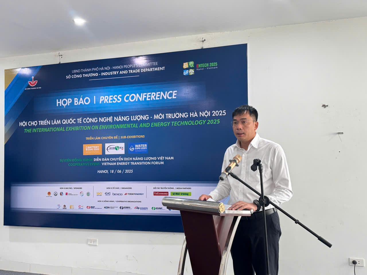 Ông Hoàng Minh Lâm - Giám đốc Trung tâm Khuyến công và tư vấn phát triển công nghiệp Hà Nội (Sở Công Thương). Ông Hoàng Minh Lâm - Giám đốc Trung tâm Khuyến công và tư vấn phát triển công nghiệp Hà Nội (Sở Công Thương).