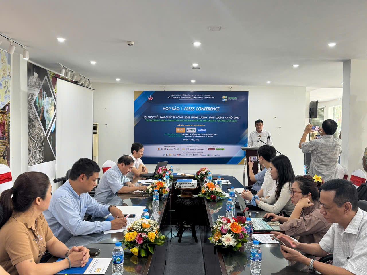 Quang cảnh buổi họp báo giới thiệu thông tin Hội chợ triển lãm quốc tế công nghệ năng lượng - môi trường Hà Nội - ENTECH HANOI 2025. Quang cảnh buổi họp báo giới thiệu thông tin Hội chợ triển lãm quốc tế công nghệ năng lượng - môi trường Hà Nội - ENTECH HANOI 2025.