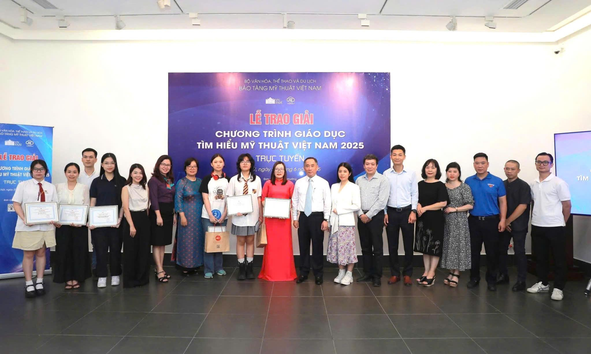 Ban tổ chức trao giải cho các cá nhân xuất sắc trong chương trình Ban tổ chức trao giải cho các cá nhân xuất sắc trong chương trình