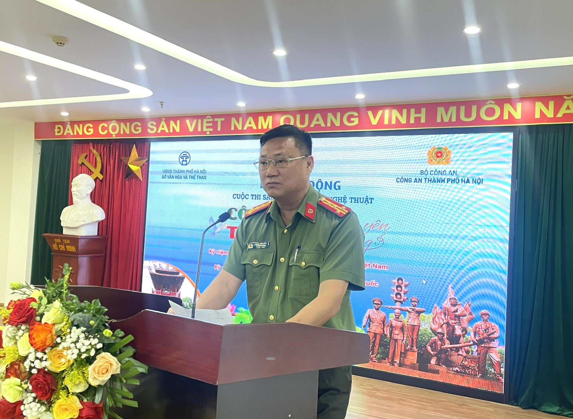Đại tá Trần Văn Hóa - Trưởng phòng Công tác chính trị Công an TP. Hà Nội phát biểu tại Lễ phát động. Đại tá Trần Văn Hóa - Trưởng phòng Công tác chính trị Công an TP. Hà Nội phát biểu tại Lễ phát động.