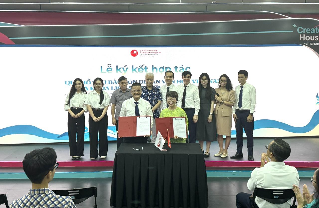 Ký kết hợp tác chiến lược giữa Quỹ Hỗ trợ bảo tồn di sản văn hoá Việt Nam và Khoa Lịch sử - Trường Đại học Sư phạm Hà Nội. Ký kết hợp tác chiến lược giữa Quỹ Hỗ trợ bảo tồn di sản văn hoá Việt Nam và Khoa Lịch sử - Trường Đại học Sư phạm Hà Nội.