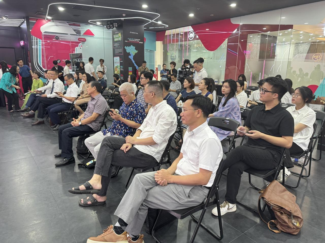 Chương trình thu hút sự tham gia của các chuyên gia văn hoá, nhà quản lý, doanh nghiệp công nghệ và đại diện cộng đồng trẻ sáng tạo. Chương trình thu hút sự tham gia của các chuyên gia văn hoá, nhà quản lý, doanh nghiệp công nghệ và đại diện cộng đồng trẻ sáng tạo.