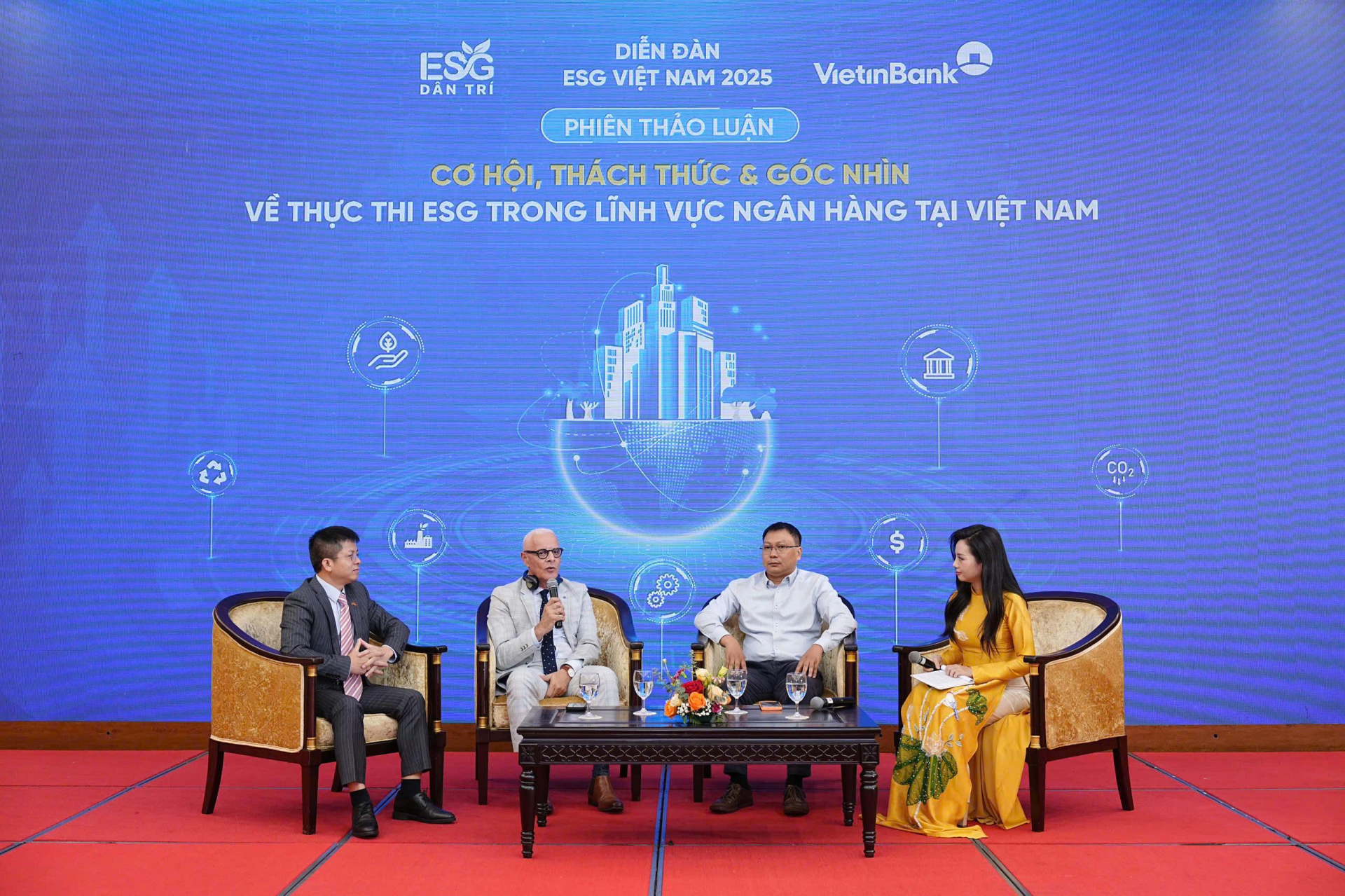 Hội thảo cung cấp góc nhìn toàn diện về chuyển đổi số và thực hành ESG (Môi trường, Xã hội, Quản trị), góp phần định hướng chiến lược phát triển bền vững cho doanh nghiệp Việt Nam, đặc biệt trong lĩnh vực tài chính ngân hàng. Hội thảo cung cấp góc nhìn toàn diện về chuyển đổi số và thực hành ESG (Môi trường, Xã hội, Quản trị), góp phần định hướng chiến lược phát triển bền vững cho doanh nghiệp Việt Nam, đặc biệt trong lĩnh vực tài chính ngân hàng.