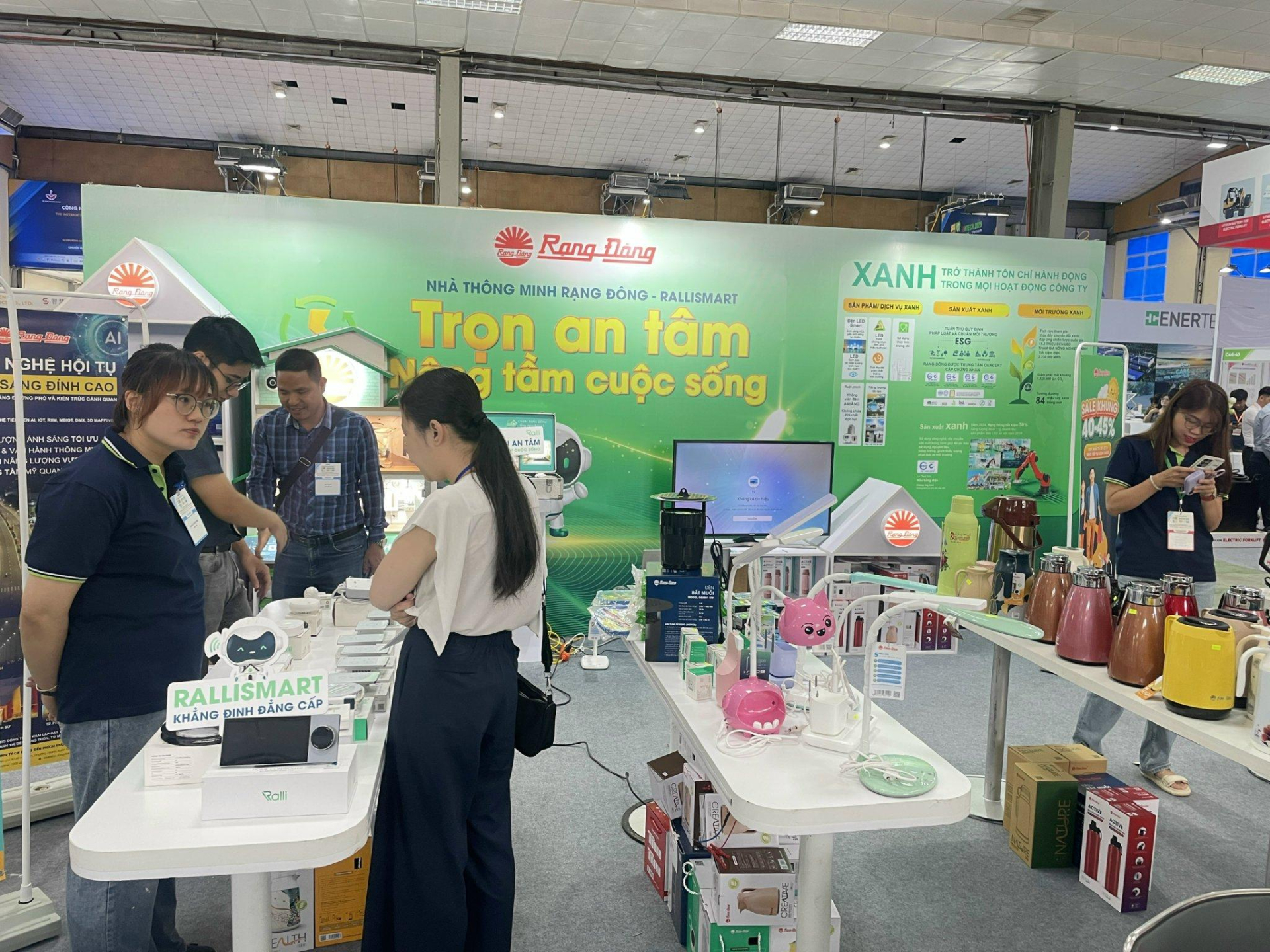 Gian hàng của Công ty CP Bóng đèn Phích nước Rạng Đông thu hút được sự quan tâm của khách tham quan với nhiều sản phẩm chất lượng cao. Gian hàng của Công ty CP Bóng đèn Phích nước Rạng Đông thu hút được sự quan tâm của khách tham quan với nhiều sản phẩm chất lượng cao.